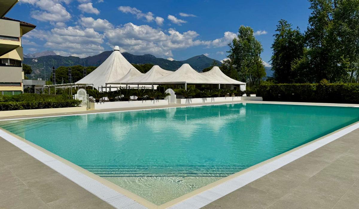 Piscina a sfioro esterna: UNAHOTEL